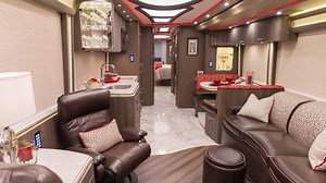 Le constructeur américain Marathon Coach est l'un des champions du motorhome de luxe made in the USA. Ce modèle est une pièce unique (comme tous les véhicules de la marque) portant le numéro 1280. ➡️ Lire notre article sur les marques américaines de camping-cars les plus luxueuses: http://www.lemondeducampingcar.fr/actualite/camping-car/top-5-les-marques-de-motorhomes-les-plus-luxueuses-des-usa.html #campingcar #motorhome #camper #campervan #autocaravana #autocaravane | Le Monde du Camping-Car
