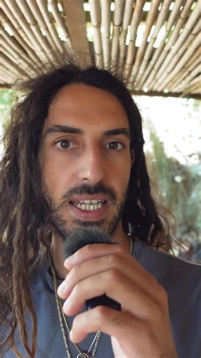 Libero Reina | Musica e Sicilia Araba on Instagram‎: "“Esiste un luogo dove l’acqua scorreva a ore.” 💧🌙 Donnalucàta deriva dall’arabo عَيْن الأَوْقَات (ʿAyn al-Awqāt): • ʿAyn = sorgente, fonte • al-Awqāt = le ore, i tempi Significa “la fonte delle ore”. Secondo la tradizione, qui sgorgava una sorgente che appariva a intervalli regolari, come se la natura avesse un suo orologio segreto. Gli Arabi davano nome ai luoghi osservando ciò che accadeva davvero. Quando l’acqua tornava sempre allo stess