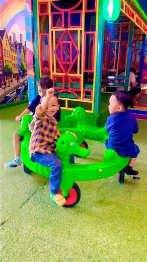 🚲🚲green seahorse spinning bicycle race whit friends raising your right hand while cycling exciting