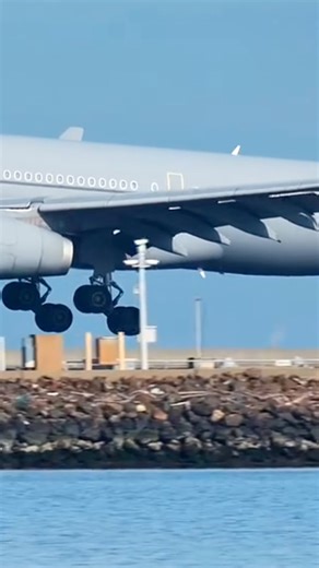 AirTanker Airbus A330-243 MRTT arrives at San Francisco International Airport (SFO) after a transatlantic flight from RAF Brize Norton #sfflights #fblifestyle #airtoairrefueling #strategiclift #sfospotting #militarysupport | SF.Flights
