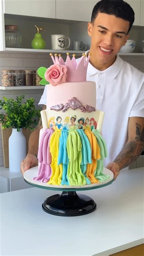 Lúcio Silva - O Menino Do Bolo on Instagram: "Princess Cake 👑🎂 Vocês me deram tanto palpite do próximo bolo de princesa que resolvi juntar todas elas em um, e o resultado ficou simplesmente maravilhoso. Gostaram? 🥰 #confeitaria #bolosdecorados #confeitariaartesanal #receitas #reels #cakes #pastel #chantininho #beautifulcakes #bolosartístico #boloprincesa #art #pastry #pastryart"