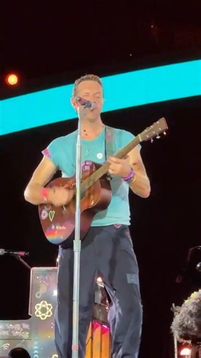 Charlie Brown 💫 #ColdplayWembley 🇬🇧 🎥 @coldplayxtra 🛒 Order MOON MUSiC Now: eustore.coldplay.com 🌙 Stream Now: coldplay.lnk.to/MoonMusic 📲 Follow Us: linktr.ee/ColdplayPhilippines | Coldplay Philippines