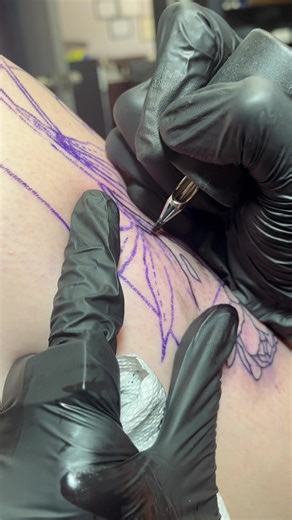 3 weeks into tattooing people I finally got the chance to tattoo myself🥲 outline done, shading coming next!! #tattooapprentice #flowers #tattoo