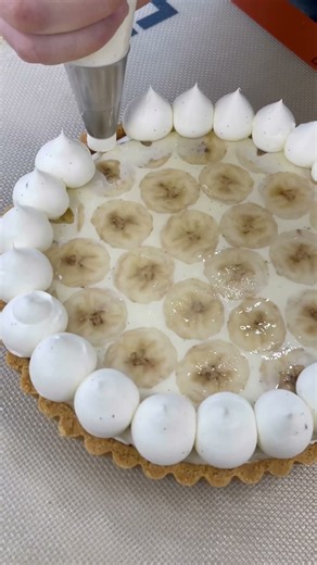 Banoffee Pie with Caramelised Bananas & Vanilla Mousse 💛