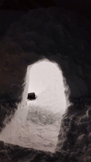 I made the world's most beautiful igloo on a mountain.#youtubeshorts #igloo #igloo_challenge#snow