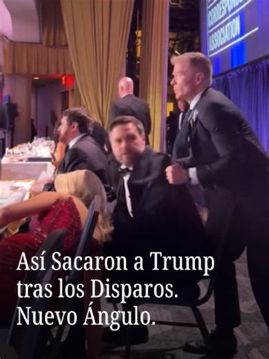 En nuevo video grabado desde detrás de la mesa principal revela el momento en que el Servicio Secreto evacúa al presidente Donald Trump y al vicepresidente JD Vance durante el incidente en la cena de corresponsales de la Casa Blanca. En las imágenes se observa la reacción inmediata de los agentes, quienes rodean al mandatario y lo retiran con rapidez del lugar, en medio de la confusión entre los asistentes. Este ángulo ofrece una perspectiva más cercana de cómo se desarrolló la operación de segu
