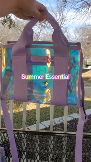 Beach time essential! 🧜‍♀️ @CaseMate #beachbag #casemate #bag #summeressentials #waterproofbag