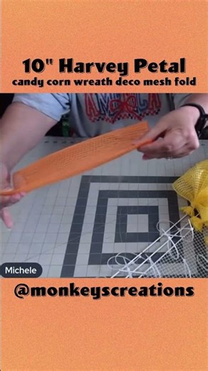 The 10" Harvey Petal: Tutorial #decomesh #howto #homedecor #candycorn