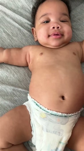 Watch baby’s belly get tickled