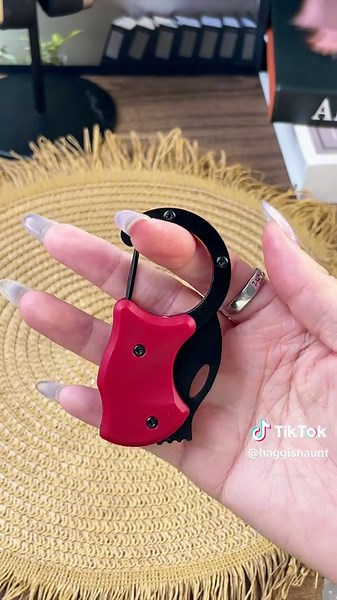 This is absolutely adorable—it’s useful and lightweight too!!#tiktokshopfalldealsforyou #knife #pink #pocket #keychain