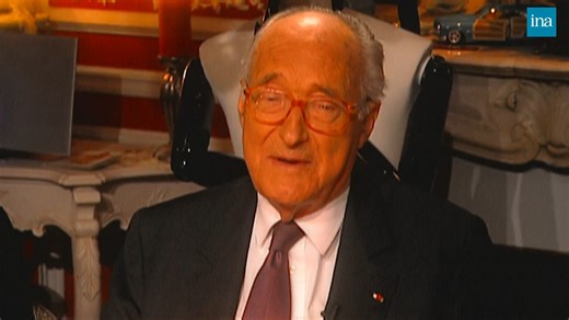 Thierry Ardisson reçoit Alain Decaux, historien et académicien, pour une soirée autour de l’Histoire de France. Avec les Robin des Bois et Dominique Farrugia en invités, le dîner est rythmé par des discussions passionnantes et des anecdotes uniques. Alain Decaux parle de son livre "Louis XX", de Napoléon et de sa vision politique de la religion. Il évoque aussi François Mitterrand, la foi et le doute religieux, tout en citant des figures comme Blaise Pascal et Jean Guitton. Enfin, il revient sur