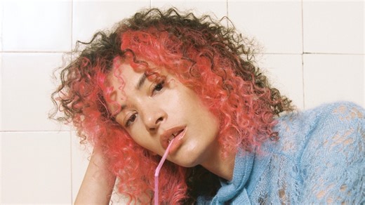 Qui est Jäde, la chanteuse française qui panse les cœurs brisés ?