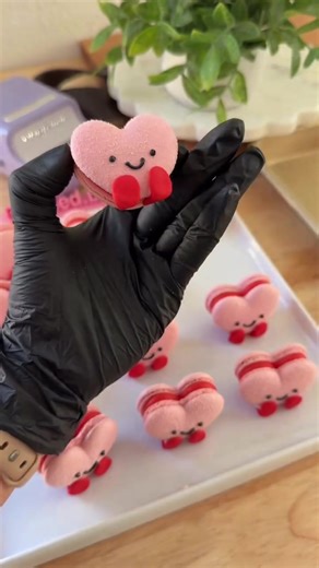Dear @Jellycat we adore you 🥰😍❤️ The cutest macaron set made by the talented @@Baked by Joyce Bakell fondant for the legs. If you want her heart template, give her a follow!! #jellycat #macarons #valentinesday