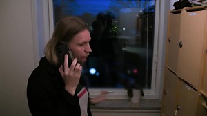 INDEFRA - tre nye programmer/ 118.000 kvinder i Danmark oplever hvert år vold i deres parforhold - psykisk eller fysisk - og ind imellem så voldsomt, at de må flygte på krisecenter. Ofte med børn, der har set og hørt alt for meget. Over en længere periode har vi haft adgang til krisecentrene i Danmark. For at gi kvinderne og børnene en stemme. Og det er ind imellem tæt på ubegribeligt, hvad de har været igennem. Der optræder ingen navne og bynavne i serien. Og mange af de medvirkende er sløret, 