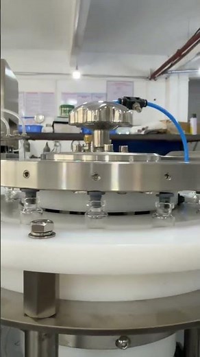 Smooth and precise half-stoppering process for lyophilized powder production