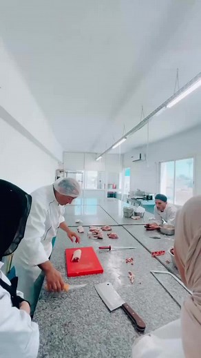 🔪 Maîtrisez l'art de la boucherie | Master Class Academy 🥩 Découvrez les coulisses de notre atelier boucherie exclusif, où passion et précision se rencontrent. Cette session pratique est conçue pour permettre aux futurs chefs d'acquérir les compétences essentielles de la boucherie, les techniques de couteau et l'art de la préparation de la viande auprès d'experts du secteur. 💡 Perfectionnez vos compétences. Élevez votre aventure culinaire. 👨‍🍳 Futurs chefs, votre formation commence ici. #Ma