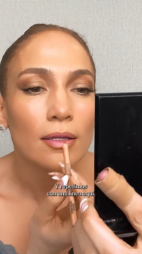 El truco de #JenniferLopez para maquillar sus #labios #maquillaje | Vogue España