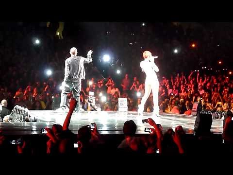 Rihanna & Eminem - Love the Way You Lie (Live @ Staples Center) [7.21.10]