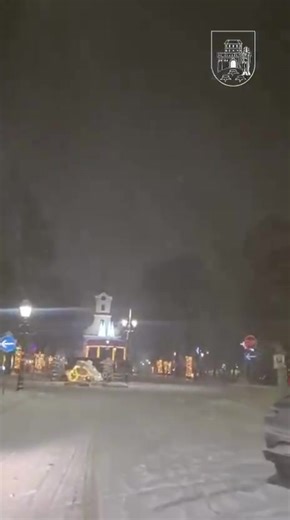 Kad snijeg prekrije Bjelovar ❄️ grad na trenutak uspori. Ulice postanu tiše, svjetla mekša, a poznati prizori dobiju neko novo, zimsko lice. ✨ Dugoočekivani snijeg pretvorio je Bjelovar u pravu zimsku bajku – onu u kojoj se zastane, pogleda oko sebe i jednostavno uživa u trenutku. ❄️🤍 #gradbjelovar #mojbjelovar #zimaubjelovaru #snjeznibjelovar #gradzaboljizivot