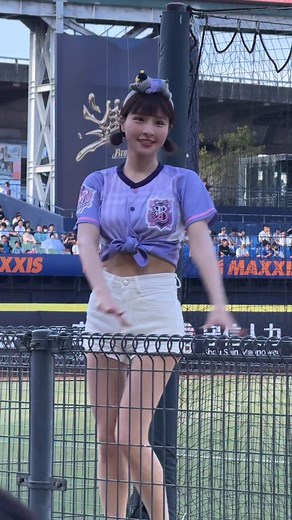 夏亞 on Instagram: "20250622 📷 峮峮🐱∣岳東華 @qun_04 洲際高校野球部：直球對決吧！學長！ #中信兄弟 #中信兄弟啦啦隊 #passionsisters #峮峮 #hashtag #應援曲 #嗆司曲 #主題日 #女孩日"