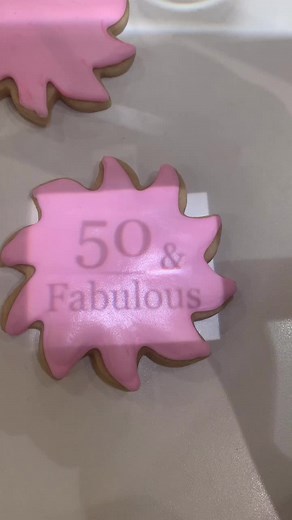 #royalicing #royalicingcookies #kopykake #cookies #50andfabulous #birthdaycookies #fyp #bakersoftiktok #piping