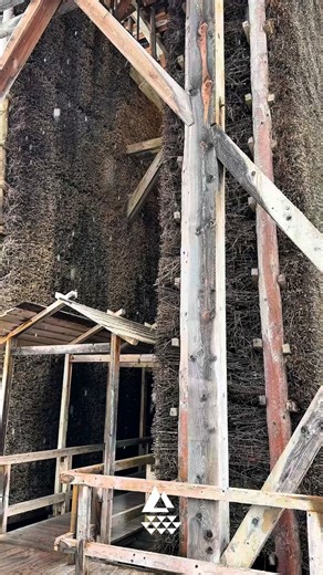 🔧 Projekt-Update: Instandsetzung am historischen Gradierwerk Projektmanager Julian Schmitt betreut derzeit die Instandsetzungsarbeiten am historischen Gradierwerk, die von der Zimmerei Christ ausgeführt werden. 🔧 Grund dafür sind stark angegriffene Balken, verursacht durch Ligninoxidation – eine Zersetzung des Holzbestandteils Lignin durch jahrzehntelange Feuchte- und Salzeinwirkung. 🌧️🧂 Die Planung erfolgt gemeinsam mit Ulrich Weisbecker, unterstützt durch das Bauhof-Team und die Wasservers