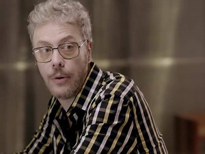 Com um pai como Ariel, Eric precisa tomar cuidado até mesmo com quem se apaixona. #ONegocioHBO | O Negócio - HBO