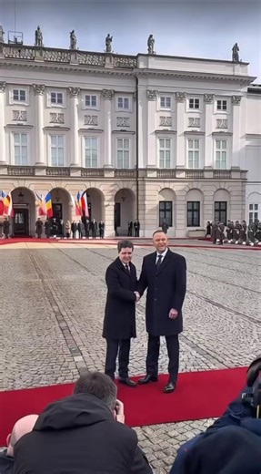 Cine zicea că Nicu nu știe să defileze? 😂🤣🤣🤣 Tatuțu a găsit în sfârșit metoda prin care Nicu Limbricu merge 'drept' pe covorul roșu: sub atenta îndrumare a stăpânului și într-o poziție de maximă loialitate! ​În timp ce țara petrece și banii curg, Tatuțu ne arată că un actor bun se cunoaște după cum ascultă de lesă. Portbagajul e pregătit, castingul s-a încheiat, iar marea mântuire se filmează acum în patru labe!😂🤣🤣 ​⚠️ PAMFLET | Video generat de AI. Conținut pur satiric despre talentul de