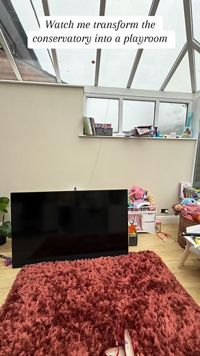 A quick and cheap transformation 🙌🏻 We have been using the conservatory as a play room since we moved in (which is amazing because we can just close the doors at the end of the day). BUT it’s never had real attention and love and I wanted it to look like more of a room and not a dumping ground. This room won’t always be here so I wanted to make some little budget changes with a big effect. I wanted this plain wall to have some life to it. I added some ikea book shelves, a stick on chalk board 