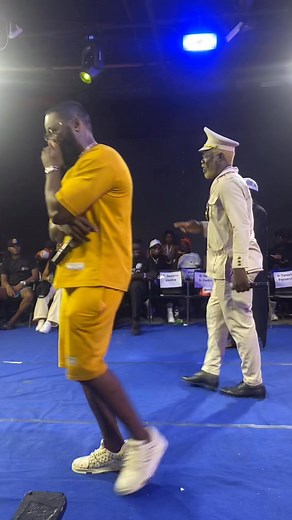 Inédito‼️ O gladiador BG, entrou no palco e mandou algumas barras. Mas o público não vibrava. Ele triste, saiu do palco e quando regressou disse: “Família, eu preparei bem o meu material. Desde aquela hora a rimar e ninguém vibra?”(ele bem desanimado e quase chorando)😅 Depois disso começou a rimar e nós começamos a vibrar mesmo sem gostar, só para lhe ajudar a levantar a Moral.😭😭 Mas agora está a rimar mesmo a sério, está a mandar barras que estão a deixar a casa cap0tar de tudo. Estava só de