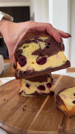 Donauwelle in der Kastenform Check unbedingt auch mein E- Book mit 30 Abnehmrezepten ab, Link ist in der Bio. Nährwerte pro Stück: (bei 12) 200 kcal: 18 g KH/ 11 g Eiweiß/ 9 g Fett Zutaten : Form ist von @cooxwunderform, Wunderform Frame M, hier bekommst du dauerhaft den maximalen Rabatt mit Code HARTI. Für den Teig 120 g weiche Light-Butter/ Margarine (z.B. Becel Vital) 70g No More Sugar* oder Erythrit 1 Scoop Chunky Flavour Vanilla Perfection * 3 Eier 140 g Mehl 60g More Protein Sahne* 10 g Ba