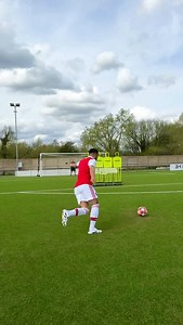 The @declanrice freekick challenge is so difficult! Imagine doing it TWICE at the Bernabéu with a 100% ratio 🤯🥅 🎯 Ridiculous! #football #soccer #footballchallenge #arsenal #declanrice @jeremylynchfootball | Jeremy Lynch