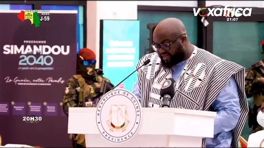 GUINÉE : LA VISION DU PROGRAMME SIMANDOU 2040 REMIS OFFICIELLEMENT AU GÉNÉRAL MAMADI DOUMBOUYA En Guinée, le général Mamadi Doumbouya a officiellement reçu le document portant sur le Programme de développement socio-économique durable et responsable Simandou 2040. Un document stratégique qui constitue désormais la boussole devant guider les politiques de développement pour les quinze prochaines années. | Voxafrica