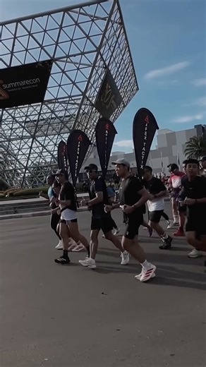 Wabi Fathan on Instagram: "Morning Miles kemarin bukan cuma soal jarak👀 Buat gue, ini soal ngejaga pace, konsistensi, dan ngerasain lari bareng orang-orang yang punya energi sama⚡️ Jujur di sini gue bukan sekadar ikut lari, tapi nge-lead pace, ngerasain gimana ritme pelan-pelan kebentuk, obrolan ngalir, dan vibe TEAM NEO24 yang kerasa banget sebagai community—supportive, fun, dan gak intimidating💪🏻 Jerseynya Apex Tactix juga jujur kepake banget buat run pagi: ringan, breathable, dan enak buat