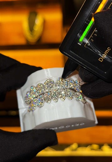 Jumbos set Custom icedout diamond grillz, dm us for inquiries and start your process today ! #customgrillz #jumbosgrillz #sssthejeweler #grillz #diamondgrillz