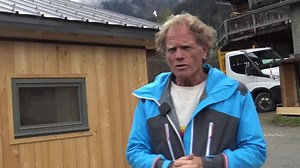 📽️ Chamonix Visitez la nouvelle cabane de la Tour Rouge avant son héliportage ⛰️⛰️⛰️ Le menuisier Frédéric Ravanel vient de terminer la cabane qui doit prendre place sur une vire perchée à 2 822 mètres d'altitude, dans l’Envers des Aiguilles, au cœur du massif du Mont-Blanc. Nous l’avons découverte avec le guide Jean-Sébastien Knoertzer à l’origine de sa reconstruction. | Le Dauphiné Libéré