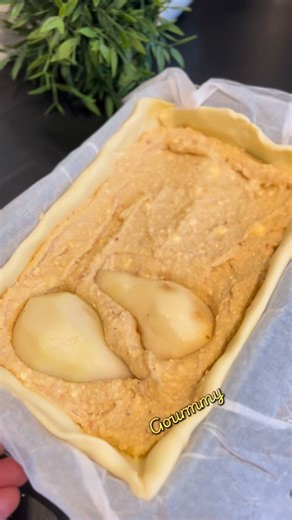 Gourmmy on Instagram: "Tarte amandine aux poires (pâte brisée du commerce) ✅ Ingrédients (6 à 8 parts) • 1 pâte brisée achetée • 3 à 4 poires (fraîches ou 1 grande boîte de poires au sirop) • 100 g beurre mou • 80 g sucre en poudre • 2 œufs • 120 g poudre d’amandes • 1 c. à soupe farine (optionnel mais aide à tenir) • 1 c. à café extrait de vanille (ou sucre vanillé) • (optionnel) 1 c. à soupe amandes effilées • (optionnel) 1 c. à soupe confiture d’abricot pour la brillance #tarteamandine #recet