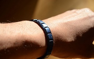 Bracelet magnétique : fonctionnement, bienfaits et entretien