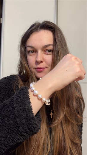 DIY pearl bracelet ✨ Simple, elegant and handmade with love 🤍 #diy #bracelet #pearlbracelet #handmadejewelry #jewelrymaking