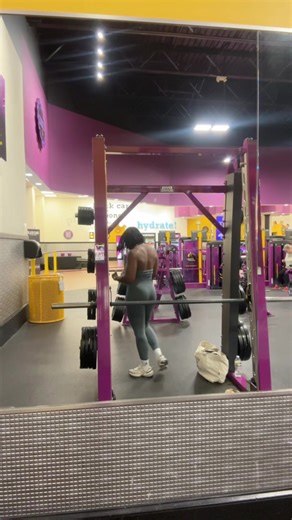 I’m feeling real petite today 😝. Inverted pull ups are key to getting your first pull up and a sexy back #invertedpullup #calisthenics