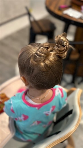 A part-less hairstyle just in time for spring break ✨ Easy, quick, and perfect for warm-weather days. What are your spring break plans? 🌴☀️ Traveling somewhere warm or staying local? #KidsHairstyles #EasyHairstyles #VacationHair #CuteHairstyles #TravelHair | Hair Styled Simple