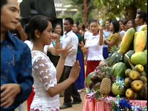 Romvong Bro-pay-nee - Sos Mach & Pov Panha Pich [Khmer Karaoke]