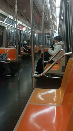 In evening subway train from Manhattan to Brooklyn NY the best subway in USA🇺🇸