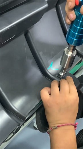 Looking for a precise and efficient welding solution for PDC sensor brackets (Soporte de Sensor PDC)? Our Ultrasonic Welding Machine delivers clean, strong, and accurate welds — ideal for automotive parking sensor components. ✅ Key Features: Ultrasonic welding with stable and repeatable results Perfect bonding for PP, ABS, and PC materials No surface marks or deformation after welding Custom molds for different sensor bracket designs Boosts productivity and consistency in mass production 🚗 Wide