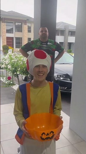 Adam Reynolds goes trick or treating #fyp #adamreynolds #trickortreat #halloween #toad