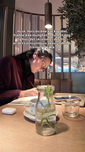 Den muligheten som skremmer deg litt? Det er ofte den som endrer alt ⬇️ Da jeg ble mamma, var det som om hele livet mitt ble snudd på hodet. Jeg var glad — men jeg var også redd, usikker og helt ærlig… litt fortapt. Jeg skjønte at jeg ikke kunne gå tilbake til et liv hvor jeg alltid satte meg selv sist. Men hver gang en mulighet dukket opp, ble jeg livredd. “Kan jeg dette?” “Er jeg god nok?” “Burde jeg bare være fornøyd slik ting er?” Og sånn tenker så mange mødre. Vi ser en vei som kan gi oss f