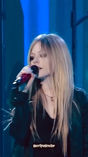 Avril Lavigne 𝔽𝕒𝕟𝕡𝕒𝕘𝕖 | Avril Lavigne performing Complicated Live 2012 #avrillavigne | Instagram