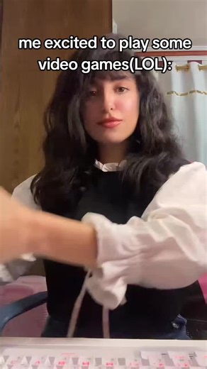 Luna on Instagram: "League of legends players #lunaplays #LeagueOfLegends #leagueoflegends #gamergirl"