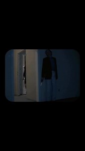 ANGST (1983), korkutmak için değil, izleyiciyi rahatsız etmek için yapılmış bir film. Bir seri katilin zihnine filtresiz şekilde girer, şiddeti estetikleştirmez, kaçış alanı bırakmaz. Gösterildiği dönemde Avrupa’da büyük tepki topladı, birçok ülkede kısıtlandı. Çünkü Angst, eğlendiren değil huzursuz eden bir sinema dili kullanır. Gaspar Noé’nin defalarca izleyip ilham aldığı bu yapım, modern “rahatsız edici sinema”nın temel taşlarından biri kabul edilir. #filmönerisi #filmtavsiyesi #filmsahnesi