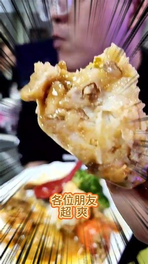 🦀老師傅a手路菜《新加坡香辣蟹》 🍽️口感酥脆:選用新鮮的螃蟹,經高溫油炸後,外酥內軟,鎖住蟹肉的鮮甜.每一口都可以感受到滿足感 🫙靈魂醬汁:利用多種不同配料精心製作而成,味道濃郁,層次分明,讓人欲罷不能🤤 ⚠️退冰及料理方式:免退冰,可直接將PP材質包裝戳洞,微波約 8-10分鐘即可享用 不僅留著老師傅的獨門手法.還保有著異國風情,讓您無須坐飛機也可以享用異國美食😍 #天天開心直播拍賣 #老師傅的手路菜 #嚴選好物 #老饕的最愛 #優質海鮮 | 天天開心直播拍賣